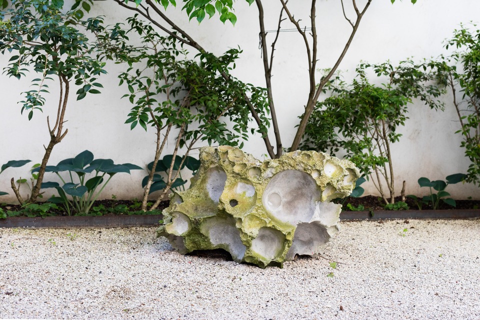 Kugelguss No.2 (Vogelstein), 2012
Concrete poured
51 x 86 x 66 cm