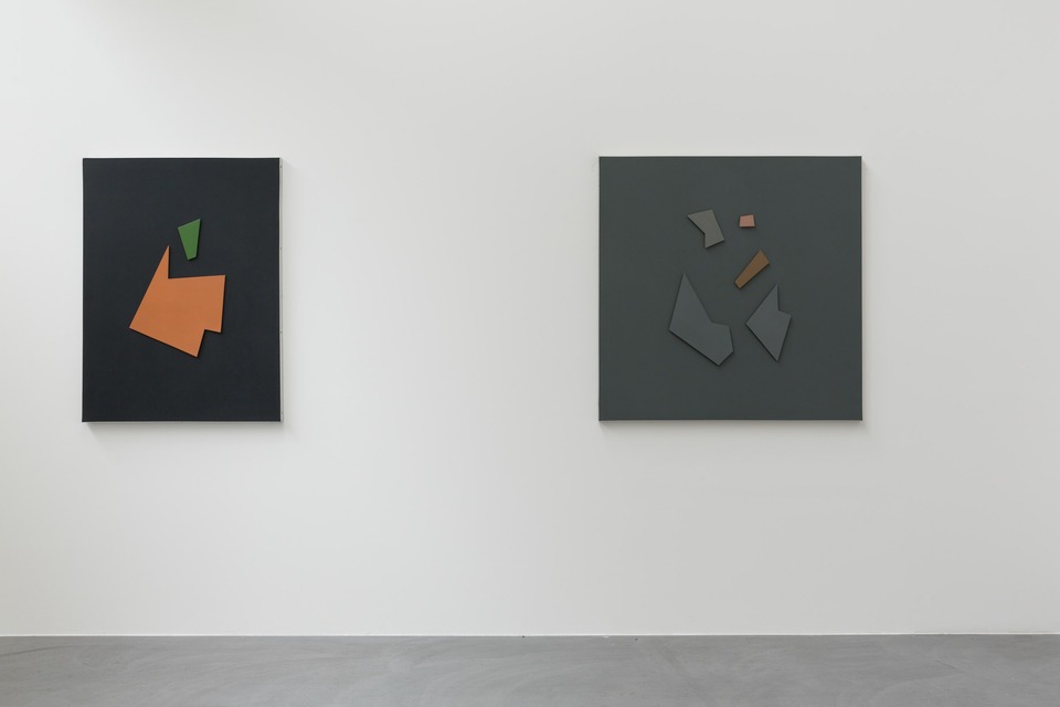 Left: Raúl Lozza, Perceptismo No. 703, 1972, wooden relief/oil on panel, 123,5 x 91,5 cm

Right: Raúl Lozza, Pintura No 285, 1951, wooden relief/oil on panel, 122 x 122 cm