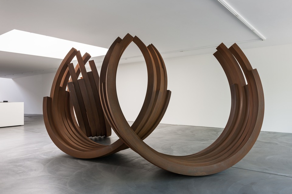 Bernar Venet, L&#8217;hypothèse De l&#8217;Arc\
Installation view\
von Bartha, Basel, 2014