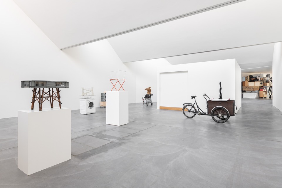 Florian Slotawa, Customized Logistics

Installation view

von Bartha, Basel, 2020