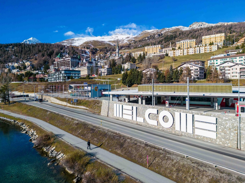 WELCOME by Barbara Stauffacher Solomon\
in her BSS Font at the &#8216;entrance&#8217; to St. Moritz\
© Engadin St. Moritz Tourismus