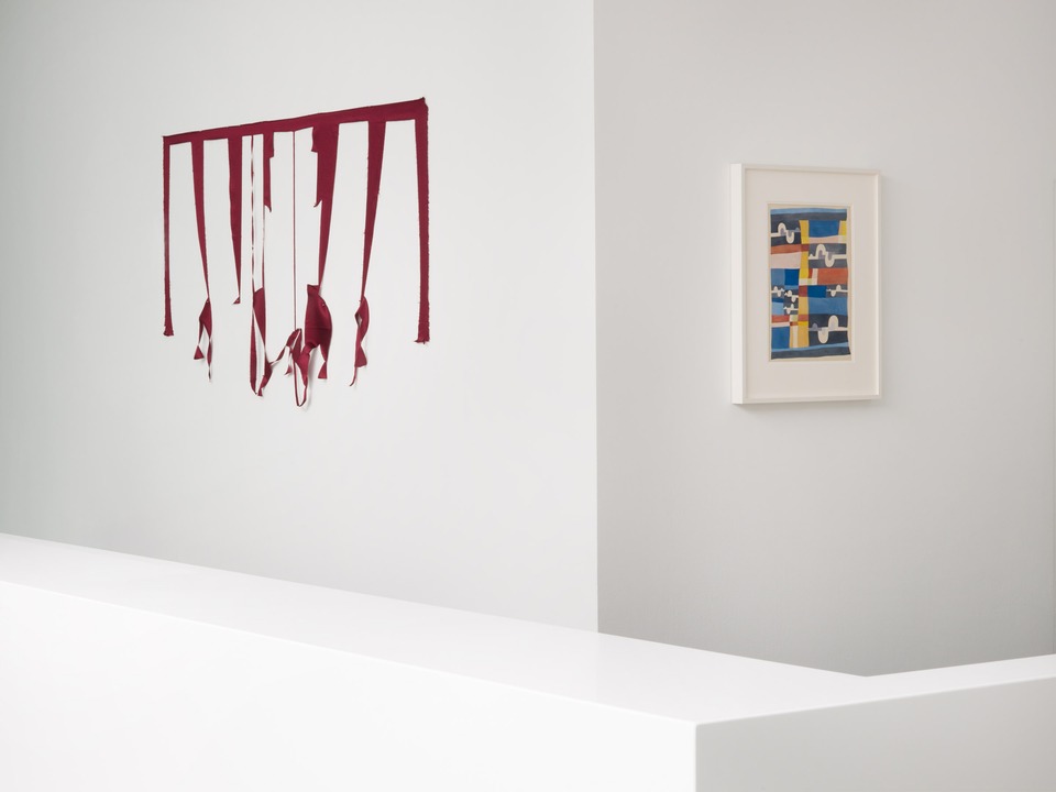 Left: Marion Baruch, Promenade sensuelle, 2017, Silk, 80 x 150 cm\
Right: Sophie Taeuber-Arp, Composition à motifs d’oiseaux, 1927-22, Aquarell über Graphitskizze, 38 x 26.5 cm