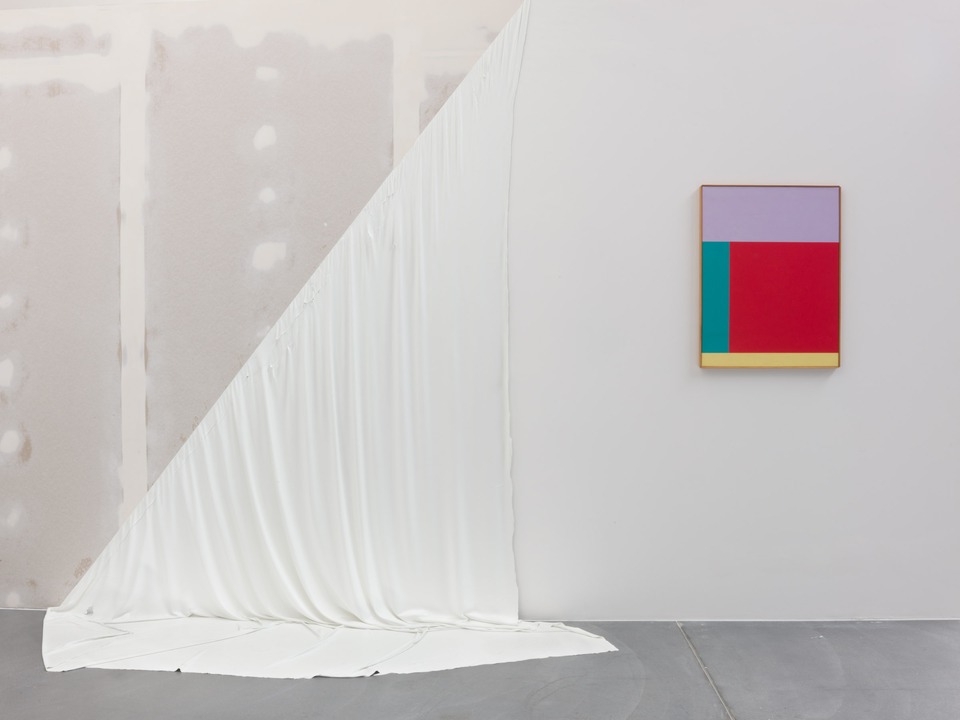 Wall installation: Julia Gruner, Das Randall, 2020, Acrylic paint, Variable\
Right: Camille Graeser, Zweimal komplementär 1 : 4, 1965, Oil on canvas, 78 x 60 cm