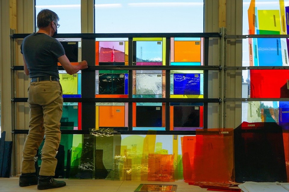 Urs Rickenbach working on the windows in Rüschlikon