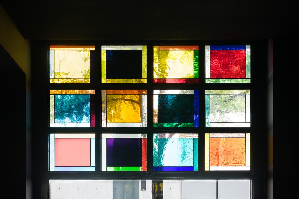 One of the four windows titled:
'Imis – Bar im Volkshaus Basel, 2021'