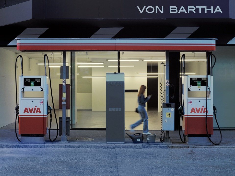 Sarah Oppenheimer, N-02
Outside view
von Bartha, Basel