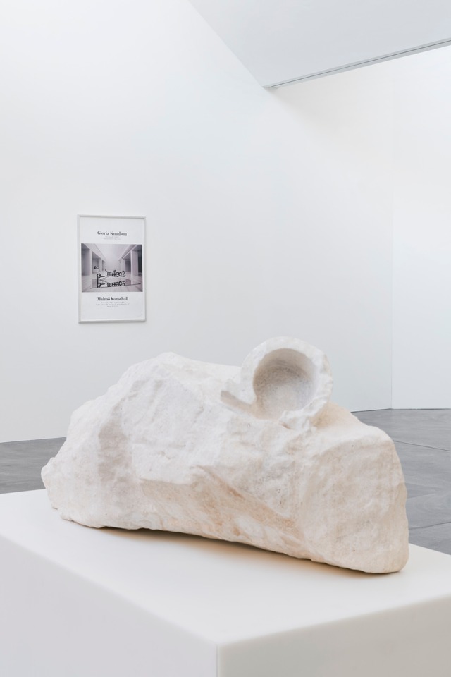 Exhibition view and detail shots.
The Omega Stretch, 2022, Limestone and plinth, 133 x 140 x 100 cm. Photos: Andreas Zimmermann.