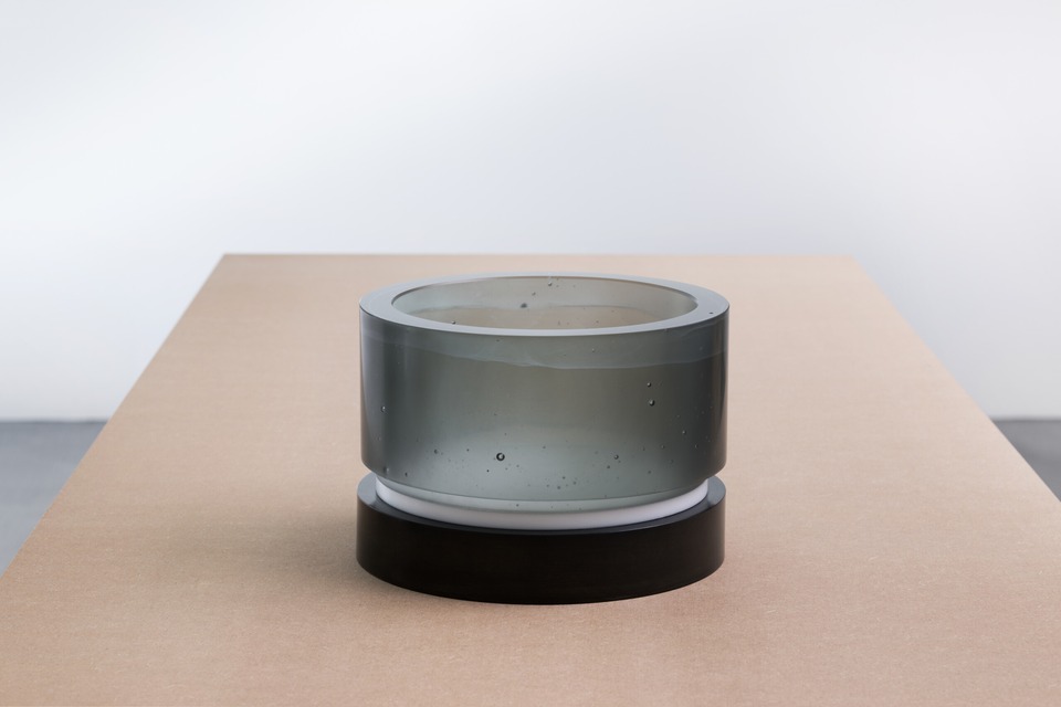 Grey, white and black, 2022
Cast glass, corian, steel
19.5 x 27 x 27 cm