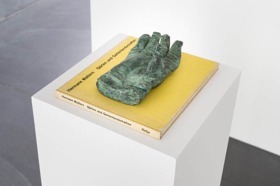 **Mike Meiré**
*Im Schatten Dessauer Birken*, 2014-2023
Bronze on book
10,5 x 26 x 25 cm