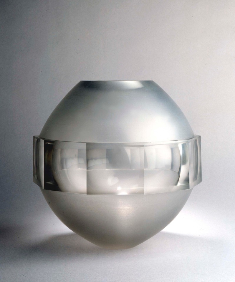Echo 1, 2004
15.5 x 25 cm
Carved glass