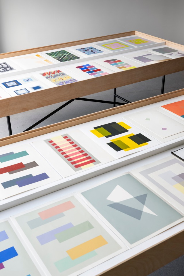 Installation view “Exploring the Archive on Interacting Colors”, 2025. Photo: Andreas Zimmermann / von Bartha.
