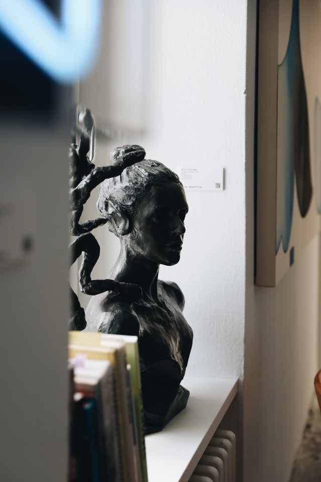 Barry Flanagan, “Scaling up Orlando,” 2008
